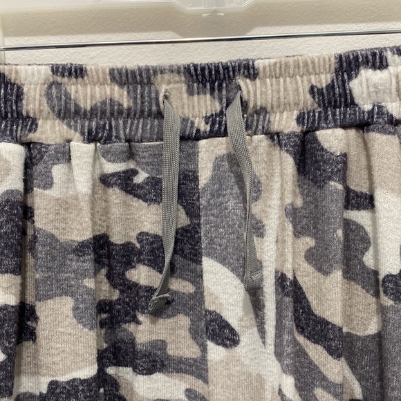 Zyia Gray Camo Lounge Boyfriend Sweats Size Small - Picture 3 of 7